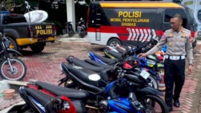 Sejumlah barang bukti sepeda motor disita Polisi di Barru lantaran kedapatan balap liar. 
