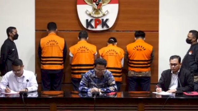 KPK tetapkan 10 orang sebagai tersangka terkait korupsi proyek kereta api yang dipaparkan melalui siaran pers di Gedung Merah Putih KPK di Jakarta, Kamis (13/4/2023) dini hari.