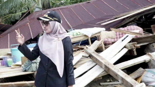 Bupati Kabupaten Luwu Utara, Indah Putri Indriani saat mengunjungi langsung warga terdampak bencana angin kencang di Desa Tarobok, Kecamatan Baebunta dan Desa Lara, Kecamatan Baebunta Selatan, Senin (17/4/2023).