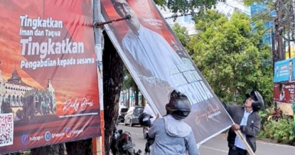 Pemkot Makassar Melalui Bapenda Tertibkan Baliho di Ruas Jalan Protokol