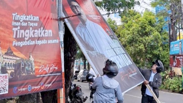 Pemkot Makassar Melalui Bapenda Tertibkan Baliho di Ruas Jalan Protokol