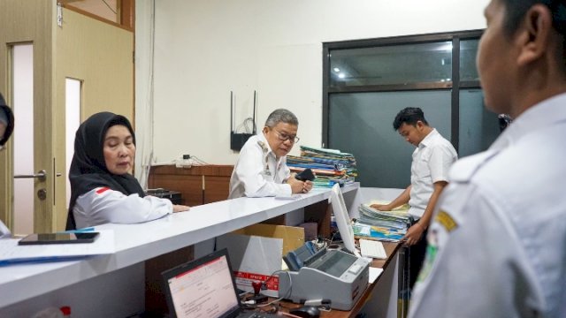 Wali Kota Parepare, Taufan Pawe bersama Wakilnya Pangerang Rahim, melakukan pemantauan kehadiran Aparatur Sipil Negara (ASN) untuk memastikan pelayanan kepada masyarakat tetap berjalan pasca cuti bersama lebaran IdulFitri 1444 Hijriah, Rabu (26/4/2023).