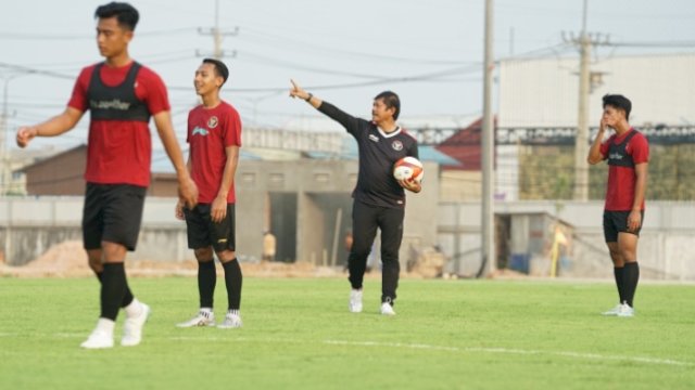 Pemain Timnas Indonesia U-22 dipimpin Indra Sjafri saat memulai latihan perdana di The Dream Visakha Training Camp, Phnom Penh, Kamboja pada Rabu (26/4/2023) jelang Sea Games 2023. (foto: PSSI)