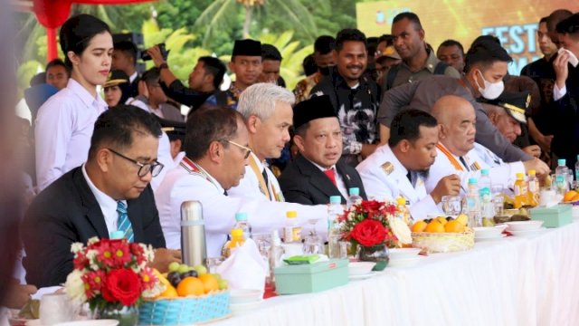 Wali Kota Makassar, Moh Ramdhan Pomanto bersama Gubernur Jawa Tengah, Ganjar Pranowo, Mendagri, Tito Karnavian, dan Gubernur Sulsel, Andi Sudirman Sulaiman dalam upacara Peringatan Hari OTDA ke XXVII di Anjungan Pantai Losari, Sabtu, (29/04/2023).