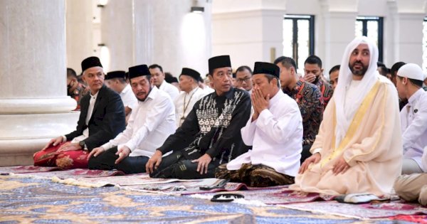 Ganjar Pranowo Dampingi Presiden Jokowi Salat Id di Masjid Raya Sheikh Zayed