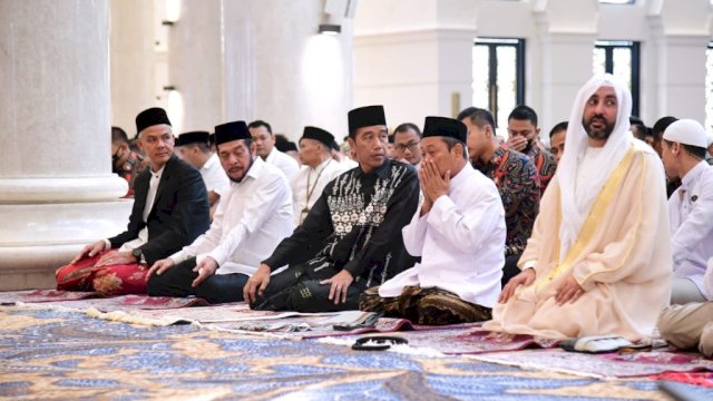 Ganjar Pranowo Dampingi Presiden Jokowi Salat Id di Masjid Raya Sheikh Zayed