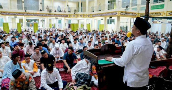 Gubernur Andi Sudirman Serahkan 300 Paket Lebaran usai Salat Tarwih di Takalar