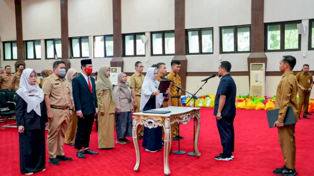 Gubernur Sulawesi Selatan, Andi Sudirman Sulaiman melakukan Pengambilan Sumpah/Janji dan Pelantikan kepada 13 ASN di Lingkup Pemprov Sulsel di Ruang Pola Kantor Gubernur, kemarin (18/4/2023).