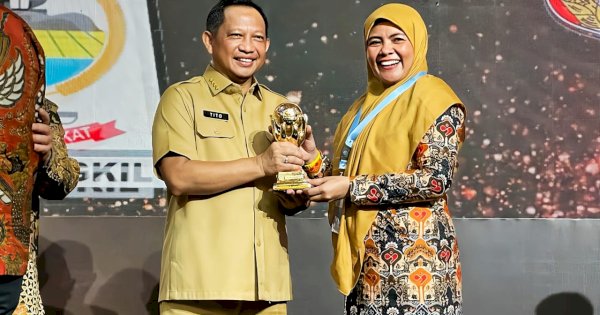 Mendagri Serahkan UHC Award untuk Maros Kepada Wabup Suhartina Bohari