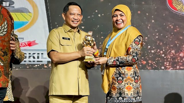 Mendagri Serahkan UHC Award untuk Maros Kepada Wabup Suhartina Bohari