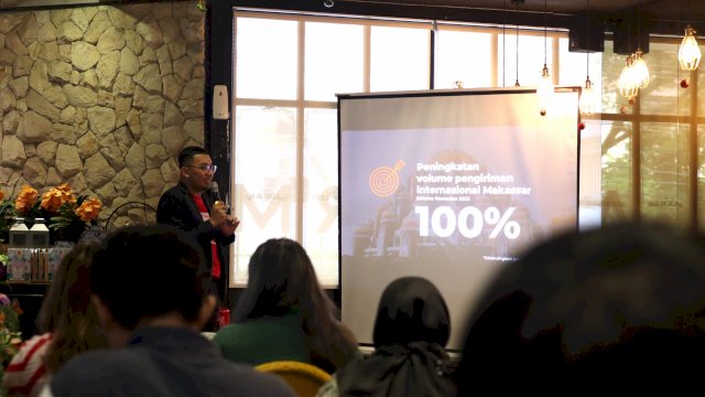 Benno Suryo Ariantoputro selaku Head of Brand Lion Parcel dalam acara silaturahmi bersama media di Makassar.