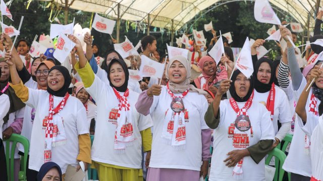 Relawan yang tergabung dalam Gerakan Pemuda dan Perempuan Gowa Sulawesi Selatan Dukung Ganjar Pranowo menggelar halalbihalal dengan para petani di Desa Botonompo Selatan Kabupaten Gowa, Sulawesi Selatan, Selasa (2/5/2023) siang.