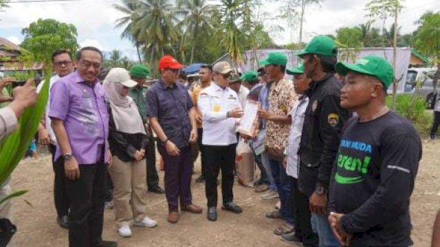 Dokumentasi Penjabat Gubernur Gorontalo Hamka Hendra Noer saat mengajak Exco Pertanian dan Infrastruktur Kerajaan Negeri Selangor Malaysia, Izham Bin Hashim bersama rombongan menyaksikan secara langsung panen raya jagung, Kamis (9/3/2023). 