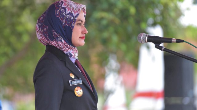 Bupati Luwu Utara Indah Putri Indriani, saat menghadiri serah terima jabatan Kepala Badan Bappelitbangda Luwu Utara di Aula Bappelitbangda. Selasa (2/5/2023). 