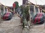 Viral Pemilik Mobil Nekat Bikin Garasi Pribadi di Jalan Umum, Polisi Turun Tangan
