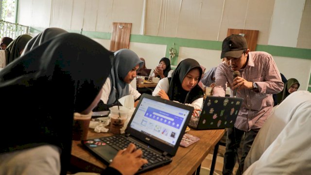 Pemuda Mahasiswa Nusantara (PMN) Sulawesi Selatan (Sulsel) menggelar Pelatihan Desain Grafis yang berlangsung di Mufakat Cafe Kecamatan Bengo Kabupaten Bone Provinsi Sulawesi Selatan, Jumat (5/5/2023). 