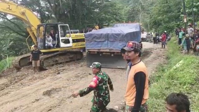 Jalan poros Enrekang-Toraja pada km 242+400 mengalami longsor pada Selasa 9 Mei 2023. Akibatnya kendaraan mengalami antrean hingga 3 jam lamanya.