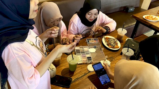 Relawan Srikandi Ganjar kembali membuat kegiatan positif dan bermanfaat dengan menggelar workshop bersama komunitas wanita berkarya grils craf di Berkah Cafe, Jl. Gladiol, Pettuadae, Kabupaten Maros, Sulawesi Selatan, Senin (8/5/2023).