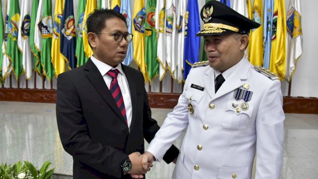 Mantan Penjagub Gorontalo Hamka Hendra Noer memberi selamat kepada Penjagub Gorontalo Ismail Pakaya usai pelantikan di Gedung Sasana Bhakti Praja, Kemendagri, Jakarta, Jumat (12/5/2023).