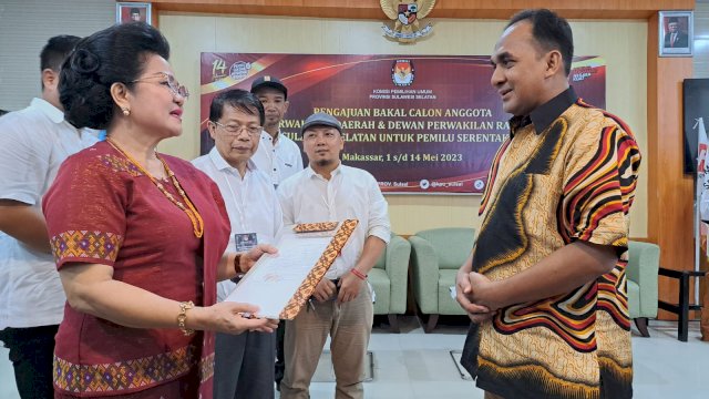 Lily Amelia Salurapa resmi mengajukan diri lagi menjadi bakal calon Anggota DPD RI Periode 2024-2029. Lily yang didampingi oleh puluhan rekannya, mendaftar ke KPU Sulsel, pada Jumat (12/5/2023) siang.