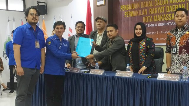 DPD PAN Kota Makassar secara resmi mendaftarkan bakal calon legislatif (Bacaleg) ke Komisi Pemilihan Umum (KPU) Makassar di Jalan Perumnas Raya Antang, Jumat (12/5/2023).