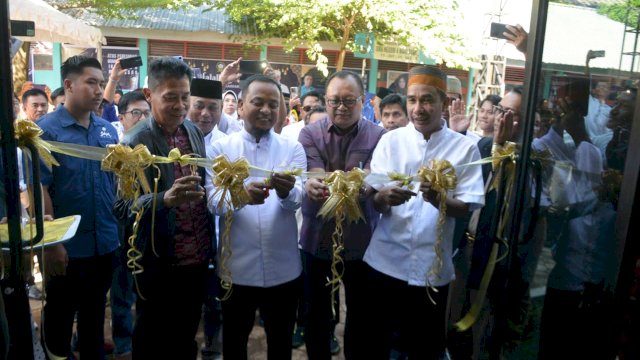 Gubernur Sulawesi Selatan Andi Sudirman Sulaiman meresmikan gedung Sekretariat IKA SMAN 6 Makassar yang diketuai oleh Rudianto Lallo yang juga Ketua DPRD Makassar, Sabtu (13/5/2023).