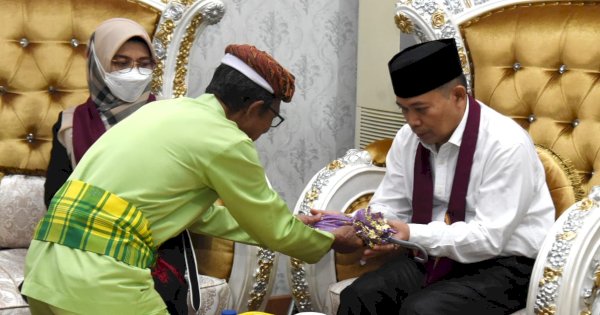 Tiba di Gorontalo, Ismail Pakaya Disambut Adat Mopotilolo