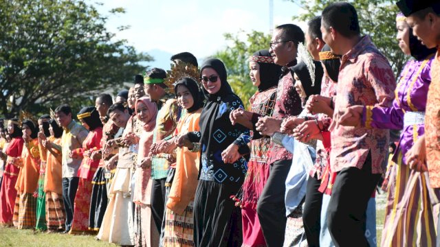 Pesona Luwu Utara 2023 resmi dihelat. Event bertajuk Masamba Affair Festival tersebut dibuka langsung Bupati Luwu Utara, Indah Putri Indriani di Taman Siswa Masamba, Sabtu (13/05/2023).