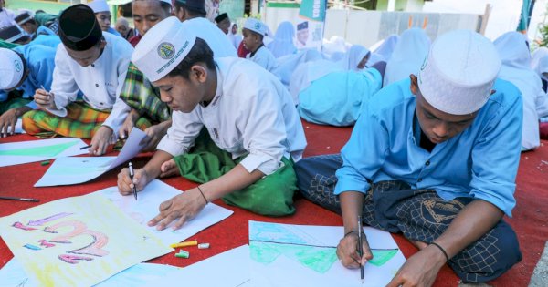 SDG Sulsel Asah Kreativitas Santri Lewat Pelatihan Membuat Kaligrafi dari Relawan Ganjar