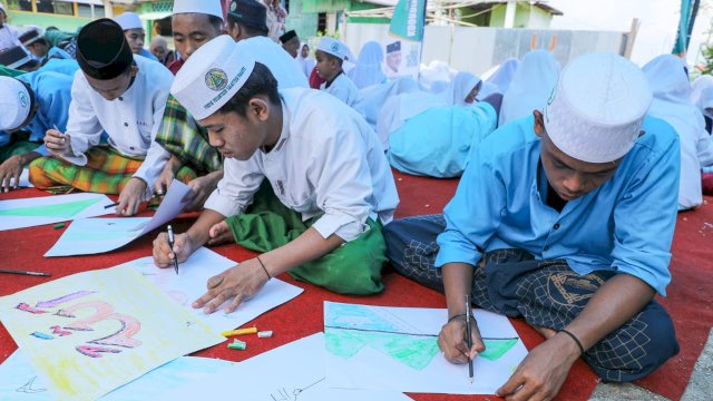 SDG Sulsel Asah Kreativitas Santri Lewat Pelatihan Membuat Kaligrafi dari Relawan Ganjar