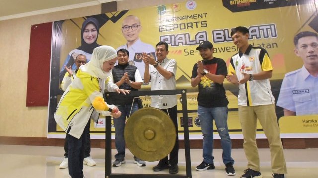 Turnamen e-Sport Piala Bupati Luwu Utara se-Sulawesi Selatan (Sulsel) resmi dibuka oleh Bupati Luwu Utara, Indah Putri Indriani, pada Sabtu 13/05/2023 (Malam) di Aula Hotel Bukit Indah.