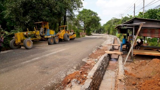 Pemerintah Provinsi Sulawesi Selatan tengah melakukan penanganan rekonstruksi ruas jalan H. M. Yasin Limpo di Kabupaten Gowa.