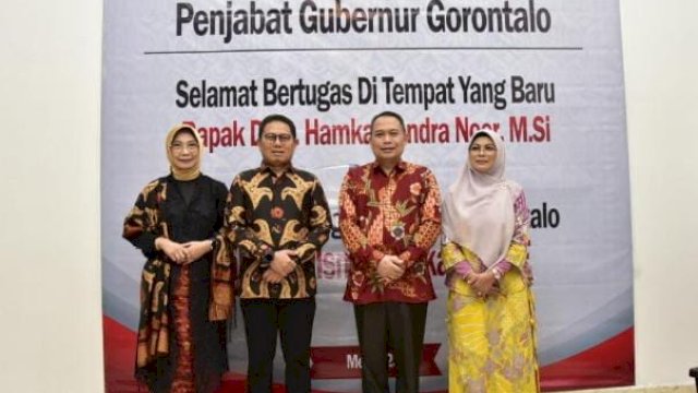 Penjagub Gorontalo yang baru Ismail Pakaya saat menyerahkan cinderamata kepada Penjagub Gorontalo periode 2022-2023 Hamka Hendra Noer didampingi istri, pada malam ramah tamah dan pisah sambut, di Rujab Gubernur, Minggu (14/5/2023). 