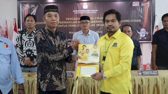 Sekretaris DPD II Golkar Luwu Utara Amrillah To Dewi menyerahkan berkas bakal caleg ke Ketua KPU Luwu Utara.