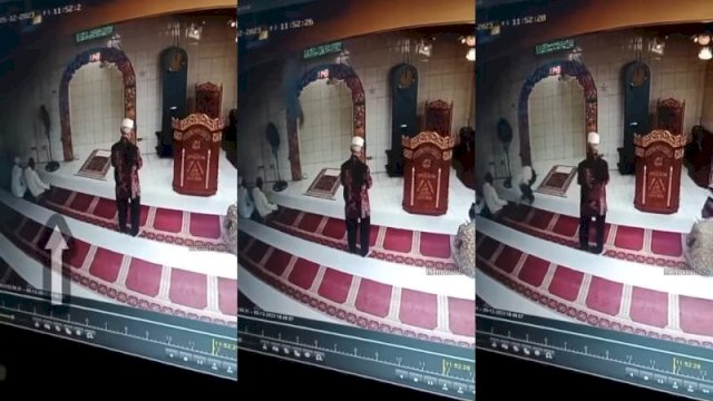 Tangkapan layar seorang pria jatuh dari plafon masjid (Instagram @memomedsos)