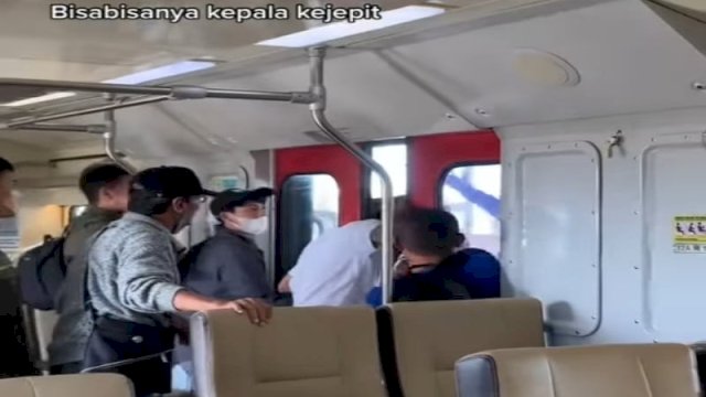 Tangkapan layar badan seorang pria berada di dalam kereta, sementara kepalanya terjepit pintu kereta (Instagram @terang_media)