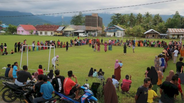 Sukarelawan Ganjar Milenial Center (GMC) menggelar lomba mini soccer di Lapangan Tirowali, Kecamatan Ponrang, Kabupaten Luwu, Sulawesi Selatan, Rabu (17/05/2023).