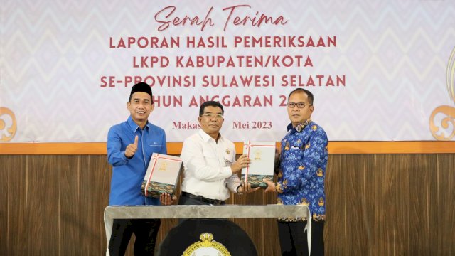 Wali Kota Makassar Moh Ramdhan Pomanto saat menerima penghargaan opini Wajar Tanpa Pengecualian (WTP) di Gedung BPK Sulsel, Jalan AP Pettarani, Rabu (17/05/2023).