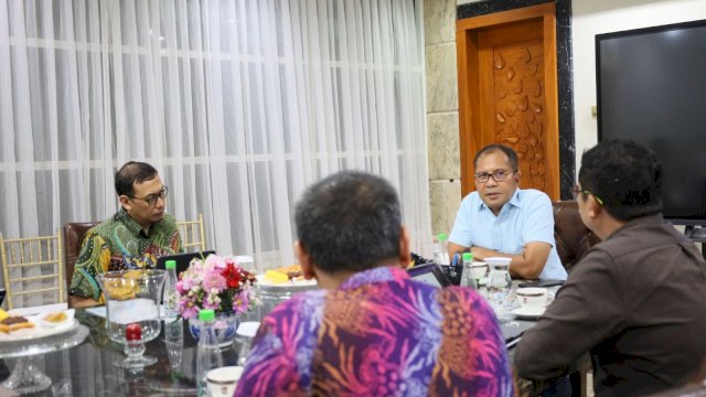 Pemkot Makassar saat menggelar rapat bersama Wali Kota Makassar Moh Ramdhan Pomanto, di Amirullah, Rabu (17/05/2023) malam.