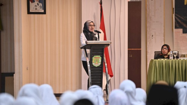 Bupati Luwu Utara (Lutra) Indah Putri Indriani saat resmi melepas jemaah calon haji (JCH) reguler tingkat kabupaten Lutra ya g berlangsung di Aula Laga Ligo, Rabu (17/05/2023). 