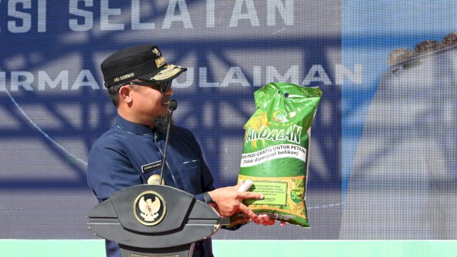 Gubernur Sulawesi Selatan (Sulsel) Andi Sudirman Sulaiman melepas secara langsung 70 truk dalam launching Mandiri Benih Tahap III Tahun 2023 di Kawasan Center Point of Indonesia (CPI), Makassar, Jumat (19/5/2023). 