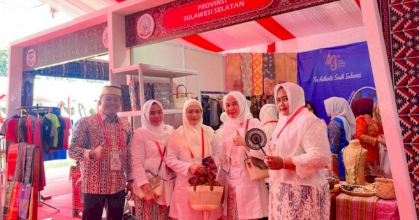 Di Hadapan Iriana Jokowi, Ketua Dekranasda Takalar Pamerkan Produk Lokal