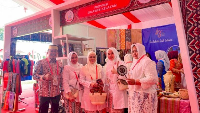 Di Hadapan Iriana Jokowi, Ketua Dekranasda Takalar Pamerkan Produk Lokal