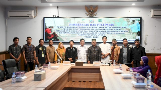 Sekretaris Daerah Ir. Armiadi melepas peserta penyandang masalah kesejahteraan sosial pada bimbingan sosial dan pelatihan keterampilan bagi penyandang disabilitas dan anak/remaja bermasalah sosial ke sentra wijaya di Makassar Kementrian Sosial RI di Ruang Command Center pada Jumat (19/05/2023). 