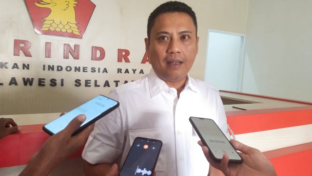 Andi Iwan Darmawan Aras (AIA) saat diwawancarai awak media, di Kantor DPD Gerindra Sulsel, Jalan AP Pettarani, pada Senin (22/5/2023).