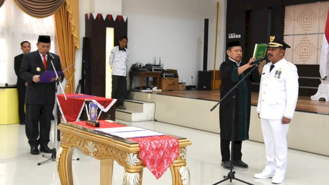 Penjabat Gubernur Gorontalo Ismail Pakaya saat menyerahkan Keputusan Mendagri kepada Penjabat Bupati Boalemo Sherman Moridu, di Aula Rujab Gubernur, Kota Gorontalo, Senin (22/5/2023).