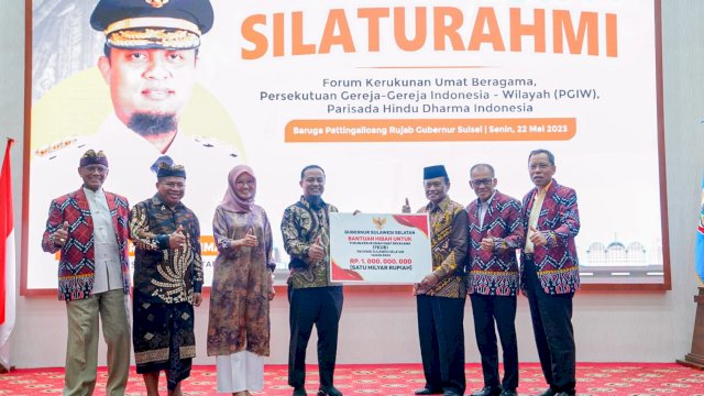 Gubernur Andi Sudirman Serahkan Dana Hibah Rp 1 Miliar untuk Forum Kerukanan Umat Beragama 