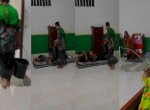 Viral Aksi Pria Bangunkan Santri dengan Disiram Pakai Air, Netizen: Masih Banyak Cara Lain