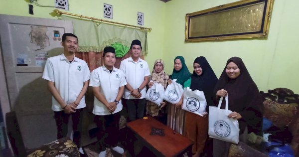 Santri Dukung Ganjar Salurkan Bantuan Alat Salat ke Majelis Ta&#8217;lim di Maros 