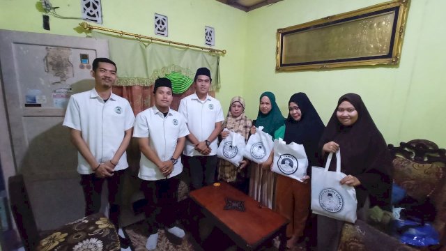 Sukarelawan Santri Dukung Ganjar (SDG) Sulawesi Selatan menyalurkan bantuan sekaligus melakukan silahturahmi ke Majelis Ta'lim Al Ikhlas di Kelurahan Moncongloe, Kecamatan Moncongloe Lappara, Kabupaten Maros, Sulses, Rabu (24/05/2023).